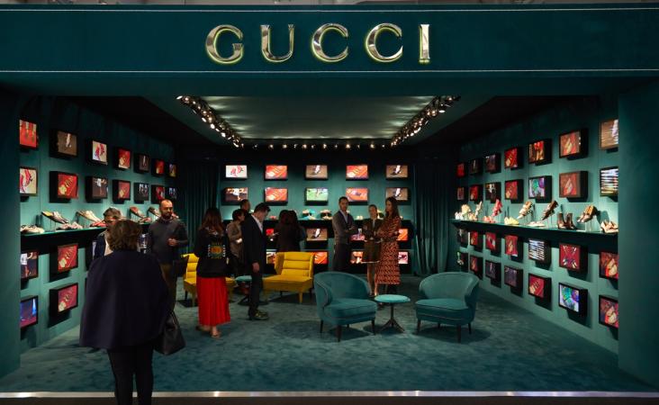 Французская компания Kering, владеющая брендом Gucci, заключила соглашение с катарским инвестфондом Mayhoola о приобретении 30% акций бренда Valentino за 1,7 млрд евро.