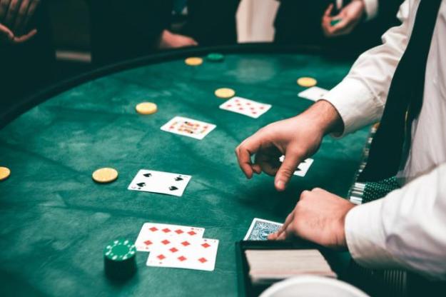 Комісія з регулювання азартних ігор і лотерей (КРАІЛ) у першому півріччі 2023 року встановила, що пограти в азартні ігри українці можуть на близько 750 вебсайтах, які використовуються майже 500 брендами.