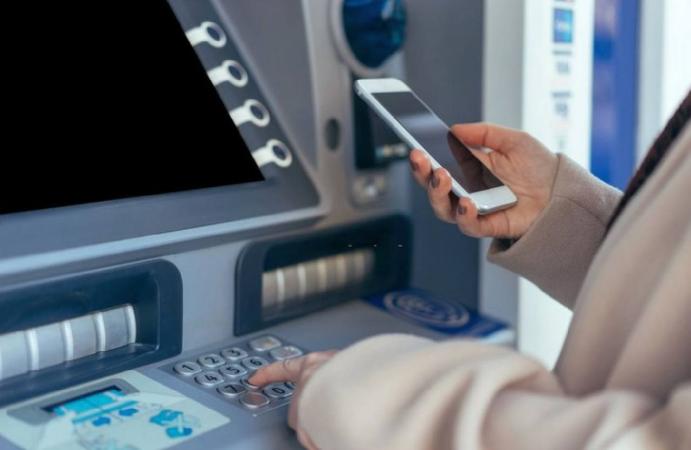 З 1 серпня Нацбанк змінює порядок проведення операцій з готівкою через платіжні термінали, який торкнеться також поповнення мобільних рахунків готівкою.