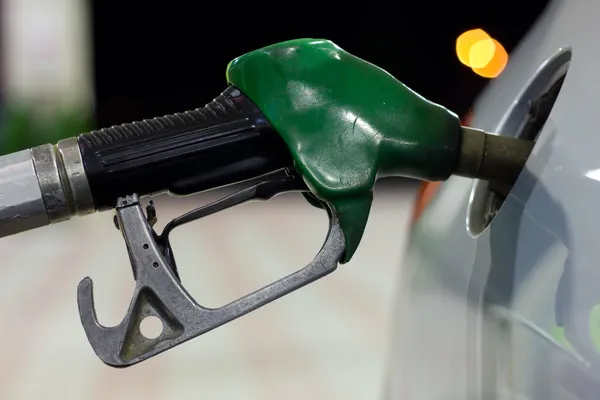 В период с 8 по 9 августа средняя цена по стране бензина марки А-95 выросла на 0,35 грн/л и составила 51,03 грн/л, бензин А-95+ подорожал на 0,44 грн/л — до 53, 05 грн/л, а дизельное топливо — на 0,37 грн/л, до 50,34 грн/л.