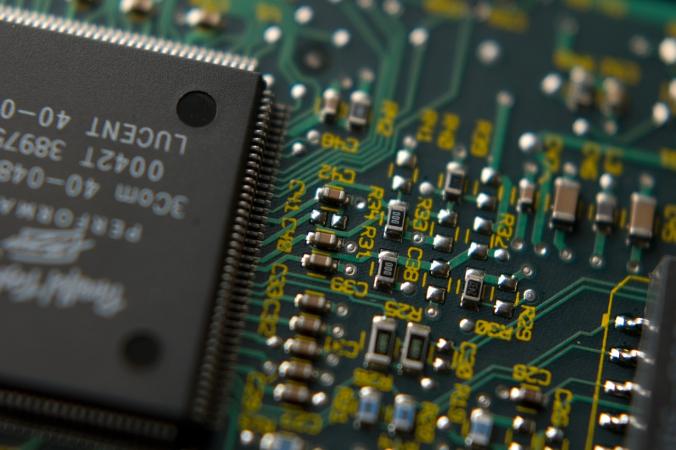 Китайские интернет-гиганты спешат приобрести высокопроизводительные чипы Nvidia, необходимые для построения генеративных систем искусственного интеллекта (ИИ).