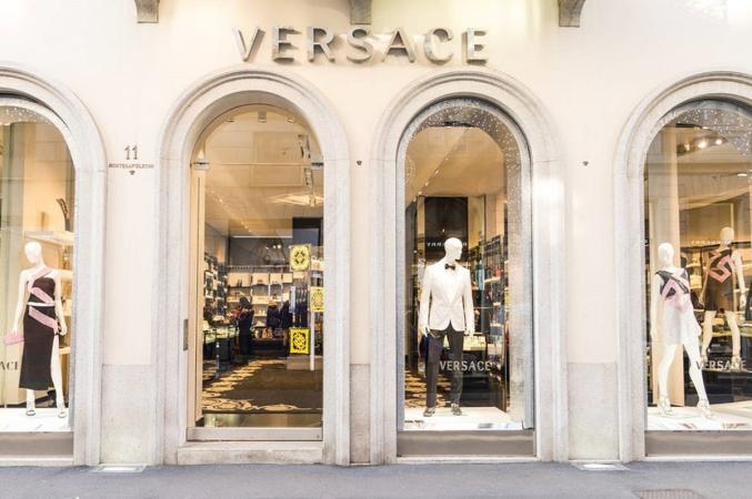 Американская компания Tapestry Inc., которой принадлежит, в частности, бренд Coach, ведет переговоры о покупке Capri Holdings, владельца модных домов Michael Kors, Jimmy Choo и Versace, в рамках сделки на $8,5 млрд.