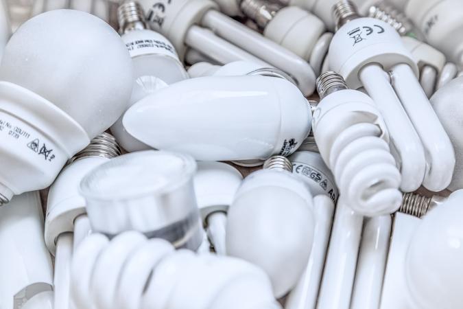 Кабинет Министров распространил программу бесплатной замены ламп накаливания на энергосберегающие учреждения культуры, органы соцзащиты, ОСМД и другие учреждения.