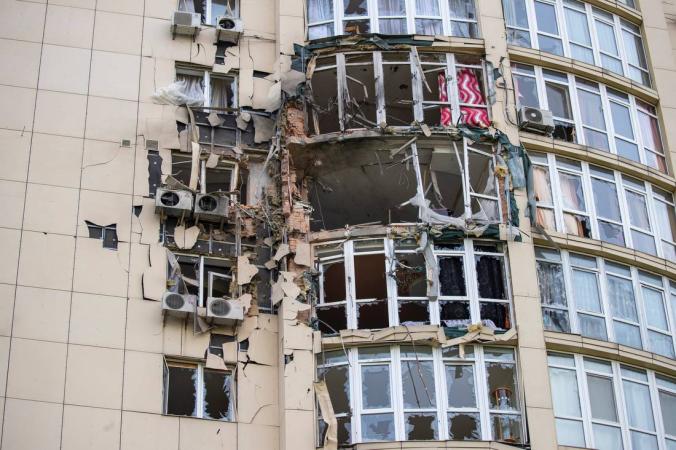 Люди, чьи дома пострадали в результате российской агрессии, могут подать заявку на компенсацию по программе «єВідновлення».
