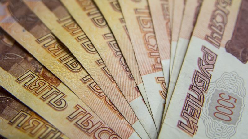 Российские власти воздержатся от усиления ограничений на движение капитала и подготовят рекомендации для экспортеров, чтобы убедить их отказаться от большей части своих иностранных доходов для стабилизации рубля.