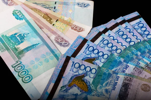 Кратковременный обвал рубля на прошлой неделе всколыхнул валютный рынок Казахстана, подчеркнув, что риски могут распространиться даже на соседнюю страну, которая считается менее уязвимой к потокам российского капитала.