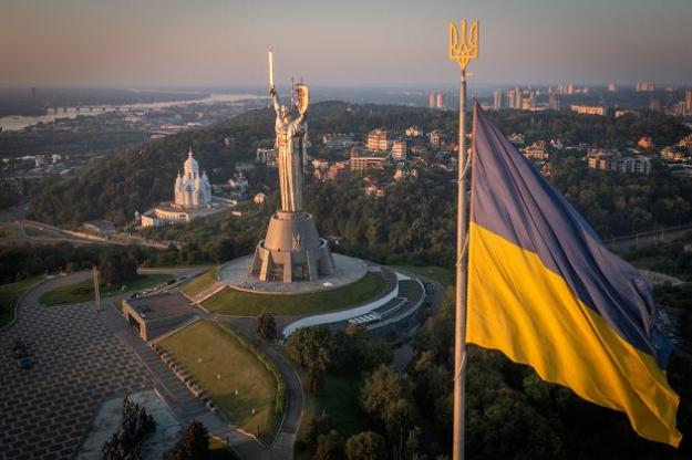 Віра українців у правильності напрямку розвитку країни підсилюється, бачення майбутнього України після війни — оптимістичне.