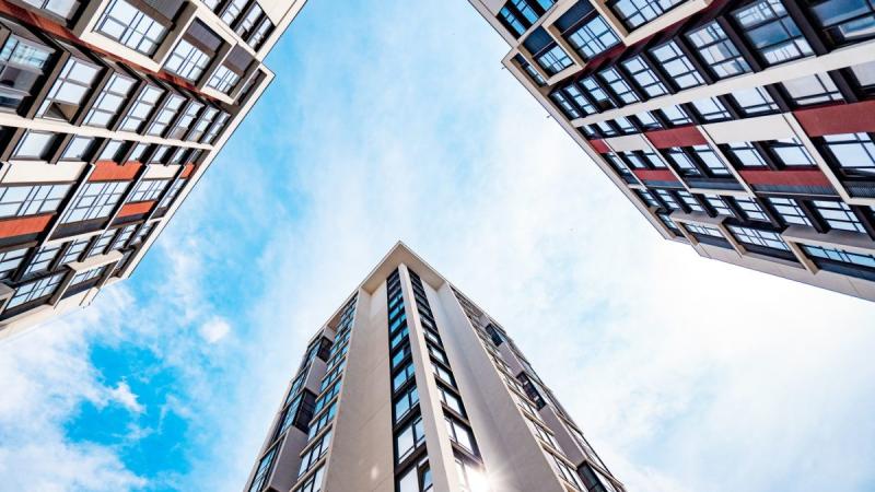 По данным сайта недвижимости ЛУН, в 2022 году, по сравнению с предыдущим, довоенным годом, продажи квартир на вторичном рынке уменьшились ориентировочно в три раза, а количество инвестиционных сделок на первичном — примерно в 10 раз, соответственно, рухнули и цены.