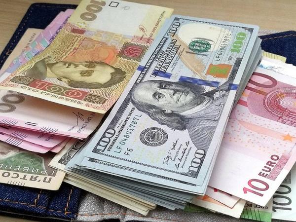 З 29 серпня НБУ запровадив чергові валютні послаблення щодо продажу безготівкової валюти громадянам.