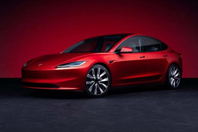 Компанія Tesla представила нову Model 3 2024 модельного року.