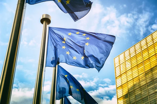 Еврокомиссия разместила облигации от имени ЕС на сумму 5 млрд евро.