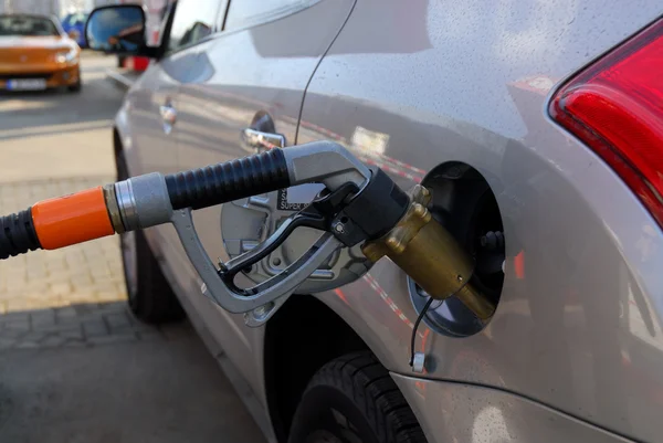 За выходные (15−18 сентября) средняя цена по стране на бензин марки А-95 выросла на 33 копейки — до 54,20 грн/л.