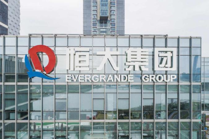 Акції китайського девелопера з найбільшою у світі заборгованістю Evergrande впали після новин про те, що поліція Китаю затримала співробітників його підрозділу з управління активами.