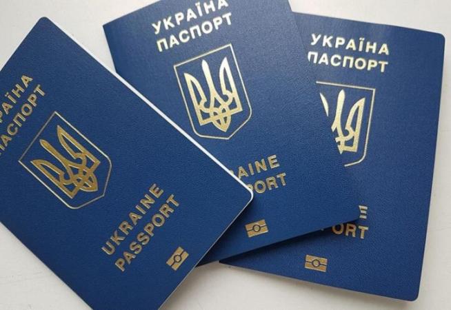 Уроженцы Автономной Республики Крым 19−25 лет прибывают на материковую Украину, чтобы оформить свой первый паспорт гражданина Украины.