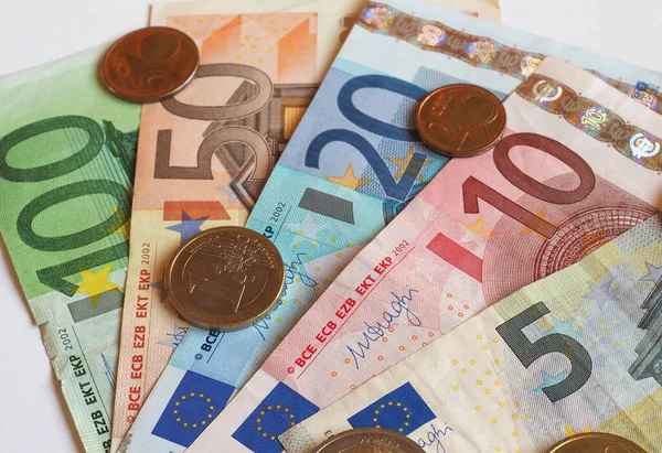 26 вересня європейська валюта подешевшала на 2 копійки.