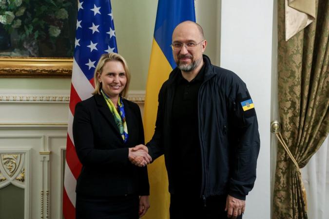 Посол США Бріджит Брінк офіційно передала прем'єр-міністру України Денису Шмигалю пропозиції щодо реформ в Україні.