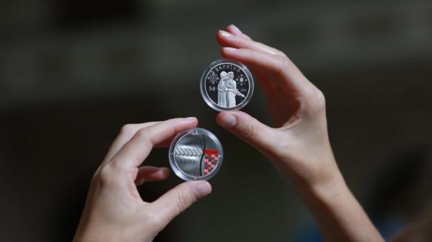 По случаю Дня защитников и защитниц Украины в Нацбанке состоялась презентация новых памятных монет «Защитницы», которые чествуют героизм защитниц Украины и посвящены украинским женщинам, вставшим на защиту Родины.