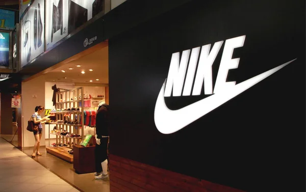 Американський виробник спортивних товарів Nike Inc. укотре став лідером глобального рейтингу найдорожчих брендів у категорії «одяг та аксесуари», йдеться в щорічному дослідженні компанії Brand Finance, пише Інтерфакс-Україна.► Читайте сторінку «Мінфіну» у фейсбуці: головні фінансові новиниНайдорожчі брендиNike зберігає за собою перше місце з 2015 року, коли вийшов перший звіт за цією категорією товарів.