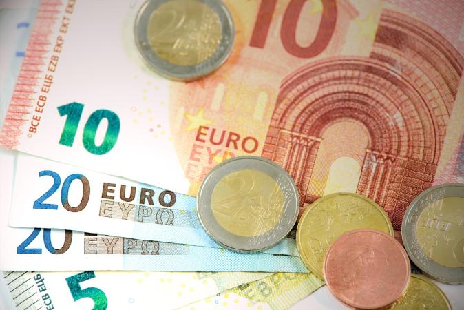 К закрытию межбанка курс доллара снизился на 8 копеек в покупке и продаже.