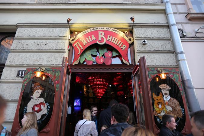 Детективы Бюро экономической безопасности (БЭБ) заявили, что во Львове разоблачили схему уклонения от уплаты налогов в особо крупных размерах холдингом, в состав которого входят 60 ресторанов и торговых точек.