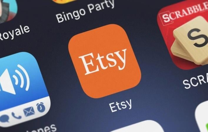 Онлайн-платформа Etsy объединяет более 90 миллионов покупателей со всего мира и специализируется на продаже handmade изделий, винтажных вещей, крафтовой продукции.