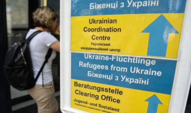 За последние полтора года Германия приняла очень много украинцев, предоставив им с самого начала доступ к рынку труда, но сейчас необходимо ускорить и упрощать процесс трудоустройства беженцев.