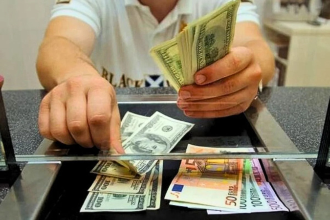 Цього тижня тренд за курсом долара в Україні продовжать формувати валютні інтервенції Нацбанку, їхні суми та цінники.