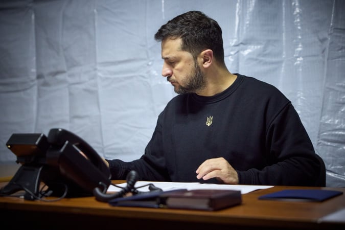 В четверг, 26 октября, президент Украины Владимир Зеленский подписал закон о пожизненном статусе политически значимых лиц (PEP) и ужесточение их финансового мониторинга.