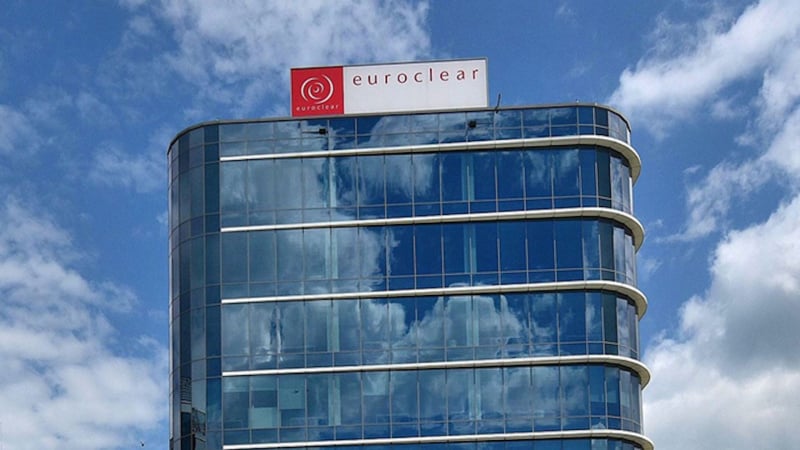Международный депозитарий Euroclear отчитался о получении около 3 млрд евро процентного дохода от замороженных российских активов.