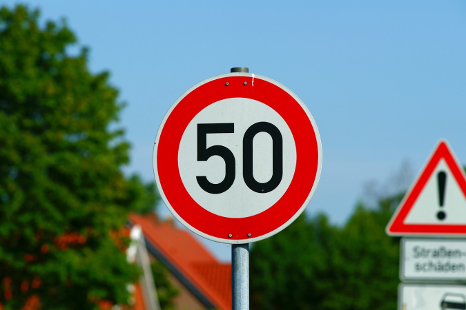 В Киеве с 1 ноября по 1 апреля ввели единый скоростной режим — скорость движения по городу ограничивается до 50 км/ч, кроме участков, где разрешенная скорость ниже.