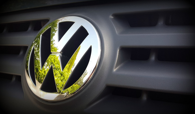 Німецька автомобільна група Volkswagen відкладає на невизначений термін рішення щодо будівництва четвертого заводу з виробництва акумуляторів через падіння попиту на електромобілі в Європі.