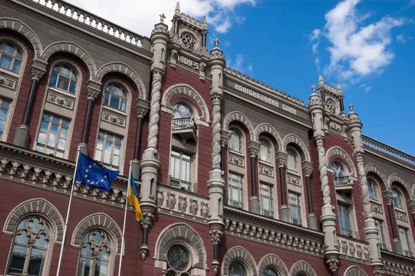 С начала полномасштабной войны со специального счета, открывшегося Национальным банком Украины, на нужды обороны перечислили 31 млрд грн, из них в октябре — более 19 млн грн.