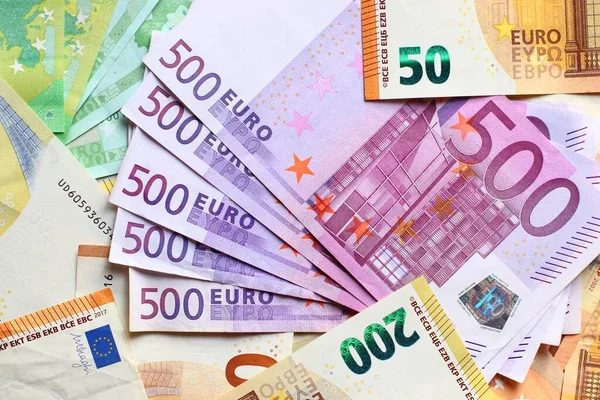 Європейський інвестиційний банк виділить Україні гроші на два проєкти відновлення; перші два транші по 100 млн євро з запланованих загальних 450 млн євро можуть бути затверджені до кінця 2023 року.