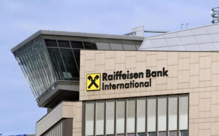 Главный исполнительный директор Raiffeisen Bank International (RBI) Иоганн Штробль заявил, что обособление крупных операций банка в россии до конца года маловероятно, отступив от предыдущих прогнозов.