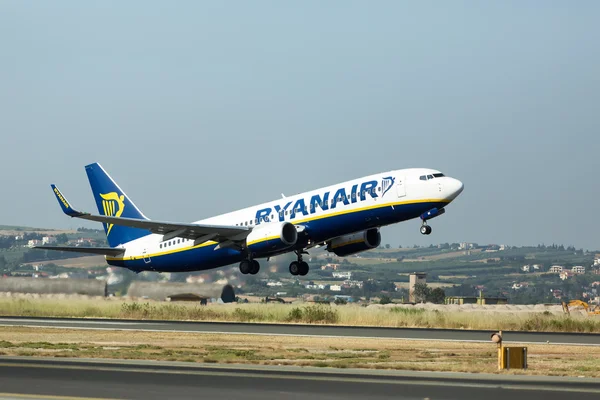 Лоукостер Ryanair очікує на рекордний річний прибуток і вперше виплатить інвесторам регулярні дивіденди після того, як тарифи зросли на 24% влітку і, ймовірно, залишатимуться високими роками через обмежені можливості.