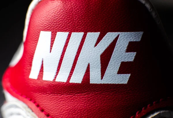 Обувной гигант Nike подал федеральный иск против конкурентов New Balance и Skechers, обвиняя их в нарушении патентов, связанных с технологией Nike для изготовления верхней части кроссовок.