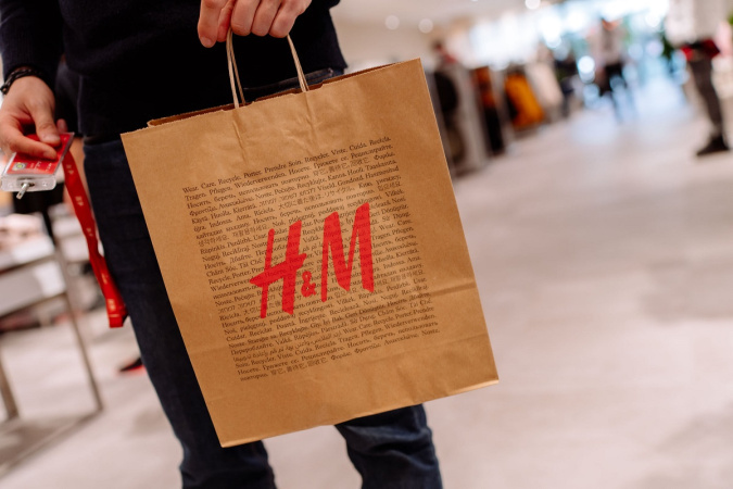 Шведська мережа магазинів одягу H&M відновила роботу в Україні, відкривши в четвер, 9 листопада, два магазини в Києві - у торгових центрах Lavina Mall і Respublika Park.