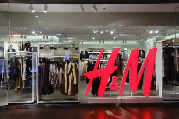 Шведський ритейлер H&M повернеться до роботи на Виноградарі у столиці в четвер, 16 листопада, повідомили Forbes Ukraine у торгово-розважальному центрі.