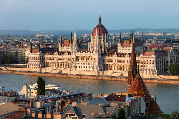 Угорщина заблокувала виплату траншу військової допомоги Україні з Європейського фонду миру через «гарантії» для угорських компаній.