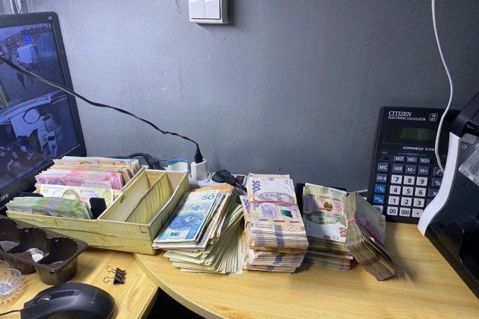 В Киеве правоохранители разоблачили группу лиц, продававших фальшивые доллары из-за фиктивных обменных пунктов.