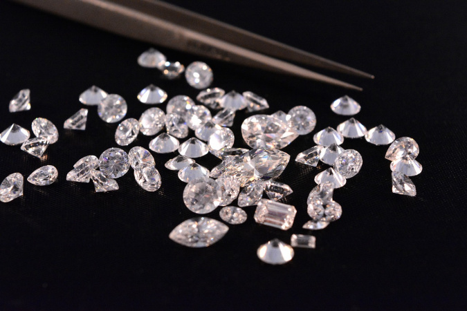 Європейська комісія пропонує заборонити імпорт російських алмазів та ювелірних виробів із діамантами з початку 2024 року в рамках 12-го пакету санкцій, покликаного обмежити здатність росії фінансувати вторгнення в Україну.