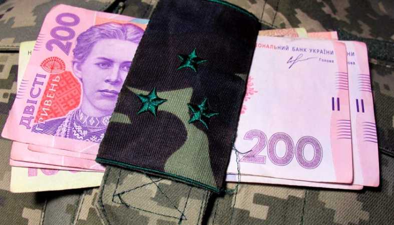 Президент Украины Владимир Зеленский подписал закон, предусматривающий изъятие из местных бюджетов налогов на доходы физических лиц (НДФЛ), уплаченных военными.