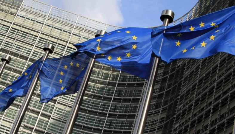 Европейская Комиссия объявила, что согласно регламенту ЕС о концентрации производства одобрила создание совместного предприятия французской компании Renault SAS и китайской Zhejiang Geely Holding Group Co., Ltd. (Geely).