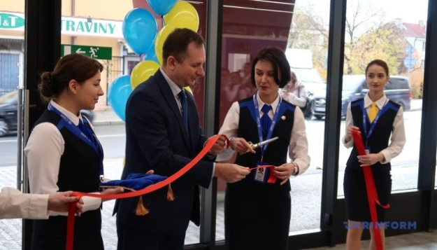 Державне підприємство «Документ» відкрило в Празі новий центр «Паспортний сервіс», який зможе обслуговувати до 500 українців на день.