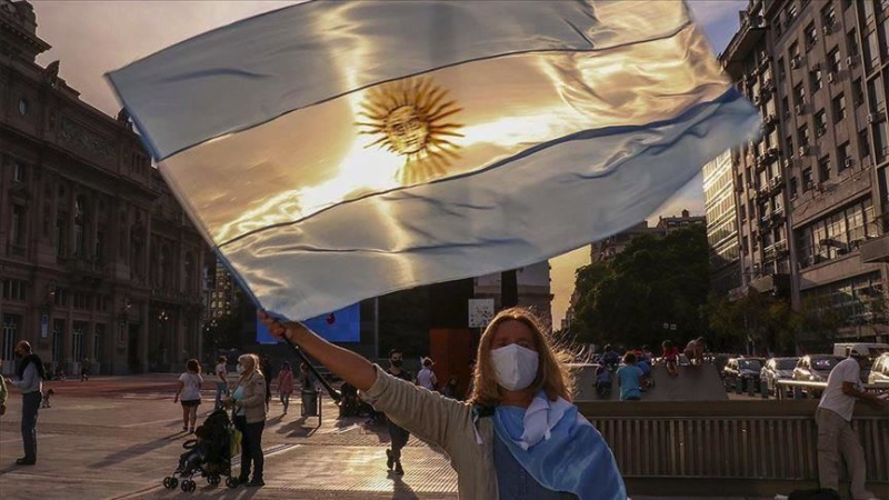 Доларові облігації Аргентини зросли в ціні після перемоги на президентських виборах вкрай правого політика Хав'єра Мілея, який обіцяв закрити місцевий ЦБ і перевести грошове поводження з аргентинського песо на долар США.