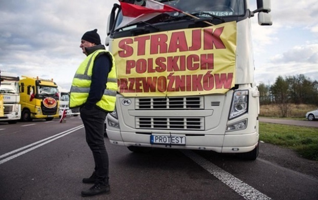 Украина планирует провести переговоры с Польшей и Европейской комиссией на этой неделе по разблокированию украинско-польской границы, где митингуют польские перевозчики.