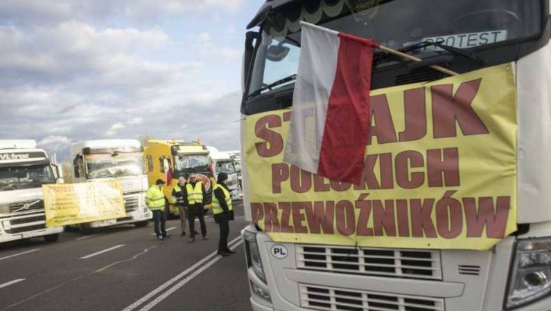 Польские перевозчики планируют перекрывать движение на украинской границе для грузовиков на крупнейшем пропускном пункте «Ягодин-Дорогуск» до 1 февраля.