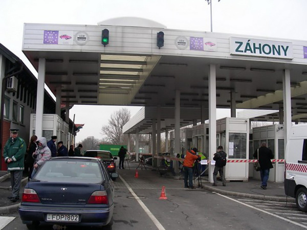 На прикордонному переході Угорщини з Україною «Захонь» сьогодні утворилися черги, оскільки перевізники переорієнтували маршрути з польських та словацьких КПП, які блокують місцеві далекобійники.