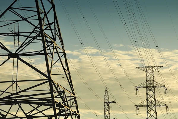 Укрэнерго 22 ноября воспользовалась аварийной помощью Словакии, Польши и Румынии, чтобы сбалансировать энергосистему из-за дефицита электроэнергии.