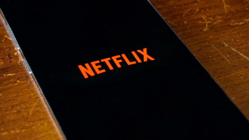 Американський режисер Карл Ерік Рінш, який відомий за фільмом «47 Ронін‎» (2013), витратив частину бюджету серіалу, який замовила компанія Netflix, на криптовалюту, акції та дорогі автомобілі.